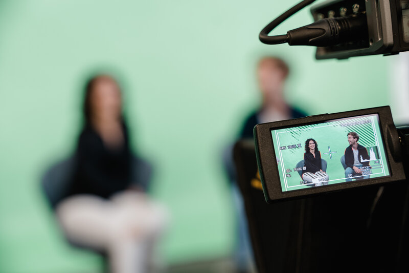 Media_Lab_Videoaufnahme_Interview Der Austausch zwischen zwei Personen wird von einer Kamera gefilmt.