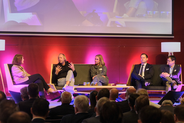 Die Teilnehmenden der Paneldiskussion auf der Bühne beim 14. Symposium Restrukturierung. | © FH Kufstein Tirol Die Teilnehmenden der Paneldiskussion auf der Bühne beim 14. Symposium Restrukturierung: v.l.n.r. auf der Sitzgruppe Gabriele Schiermer, Markus Exler, Kristin Nagel, Alexander Jaroschinsky und Felix Lee, im Vordergrund sieht man das Publikum | © FH Kufstein Tirol