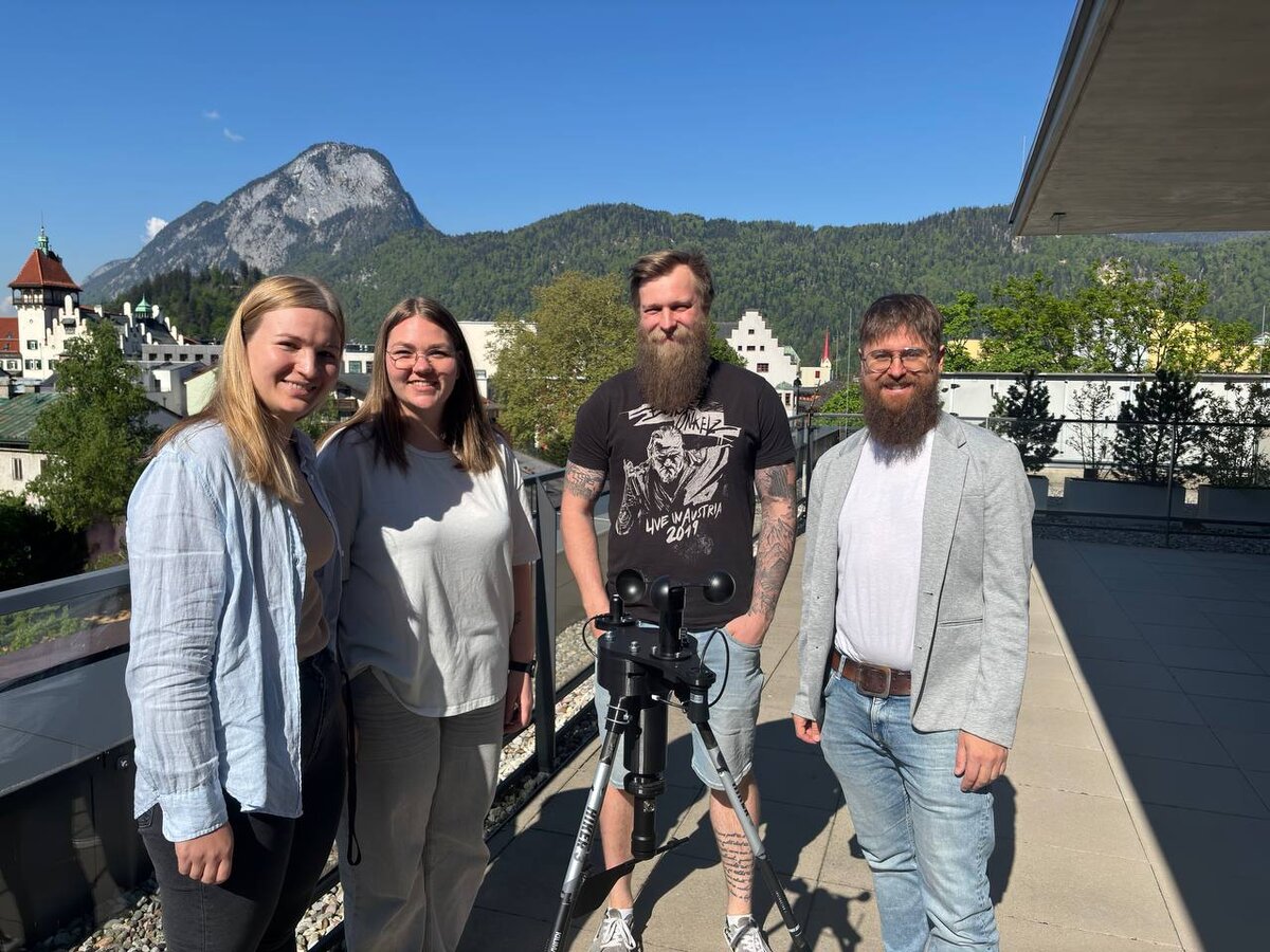 Intelligente Skipiste Update | © FH Kufstein Tirol Gruppenbild mit 4 Personen und einem Aufnahmegerät in der Mitte. | © FH Kufstein Tirol