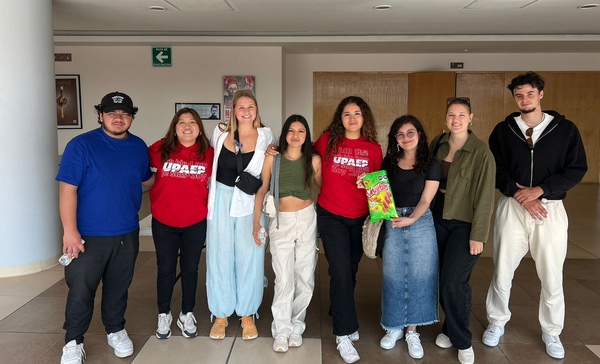 Magdalena und ihre Kommiliton:innen | © Magdalena Rothärmel Personen stehen für ein Gruppenbild nebeneinander. | © Magdalena Rothärmel