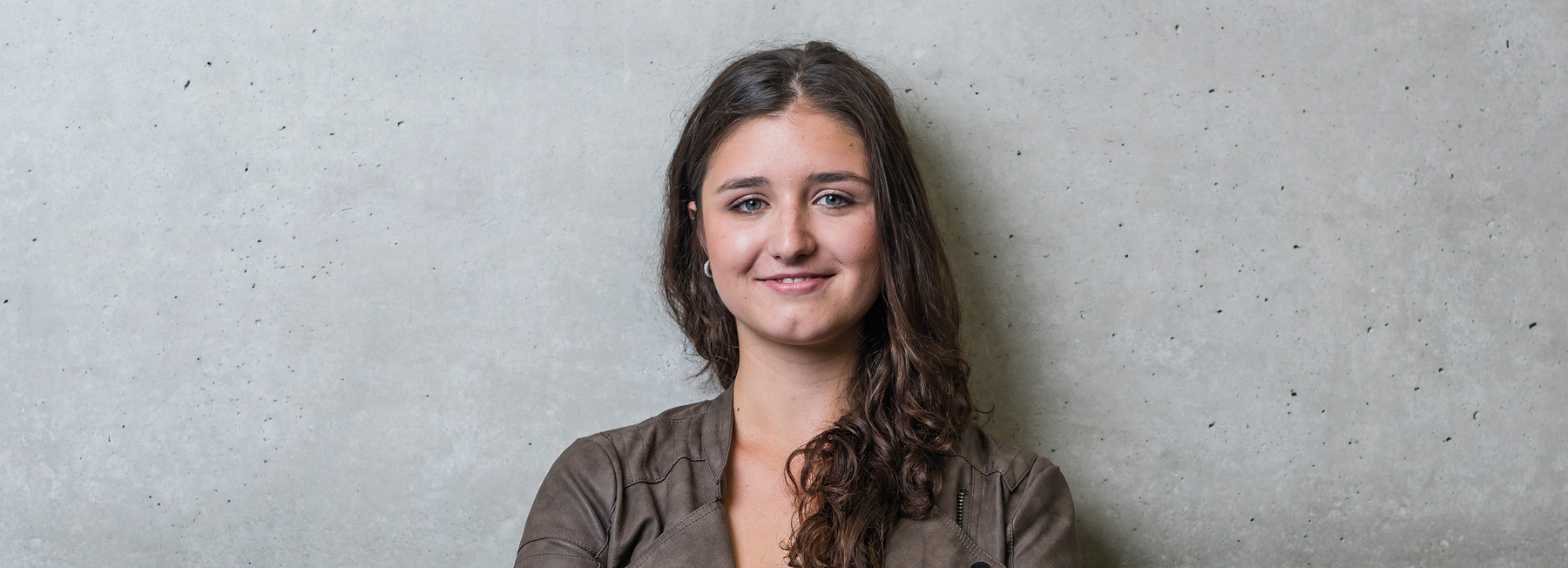 Studentin FH Kufstein Tirol - Header Bachelorstudiengang Internationale Wirtschaft & Management - Vollzeit | © FH Kufstein Tirol Studentin FH Kufstein Tirol, Header Bachelorstudiengang Internationale Wirtschaft & Management, Vollzeit | © FH Kufstein Tirol