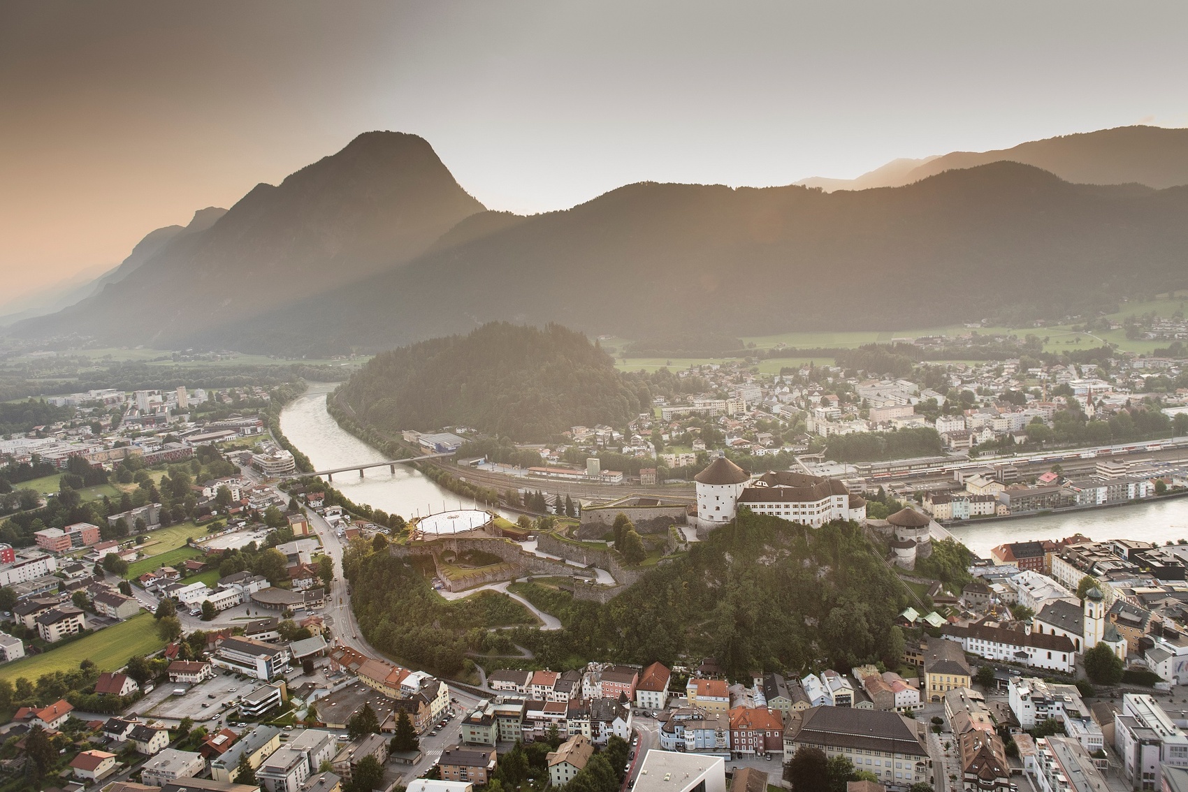 Kufstein von oben – Festung, Inn und Berge im Abendlicht Luftaufnahme von Kufstein mit der Festung Kufstein, dem Inn und umliegenden Bergen bei Sonnenuntergang