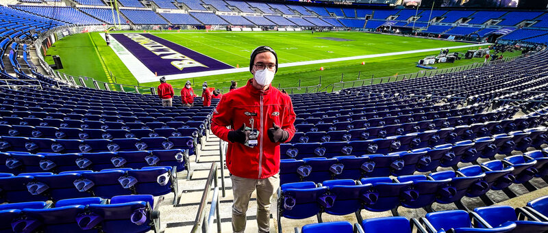 Ein Mann zeigt die Daumen hoch, und steht in einem Footballstadion in Pennsylvania. | © Tobias Höfinger