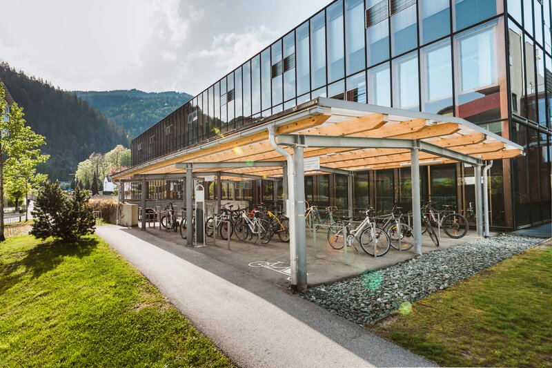 Abstellplatz für Fahrräder mit Überdachung. | © FH Kufstein Tirol