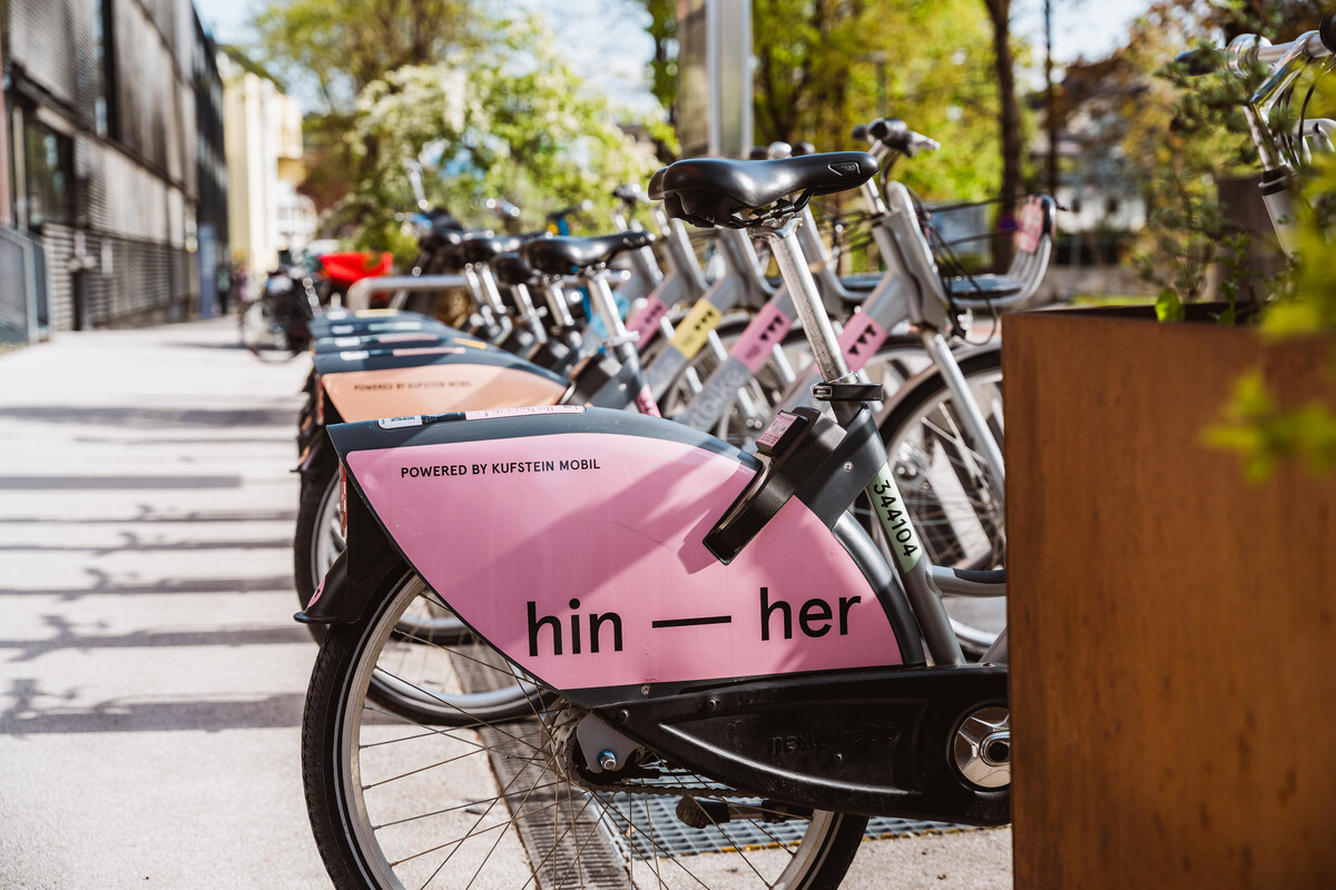 Eine Reihe von geparkten Fahrrädern. | © FH Kufstein Tirol