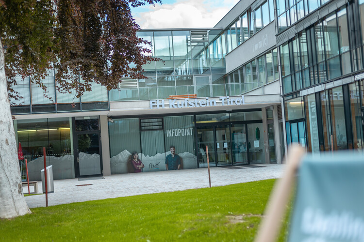 Das Bild zeigt den Eingangsbereich der Fachhochschule Kufstein Tirol. | © FH Kufstein Tirol