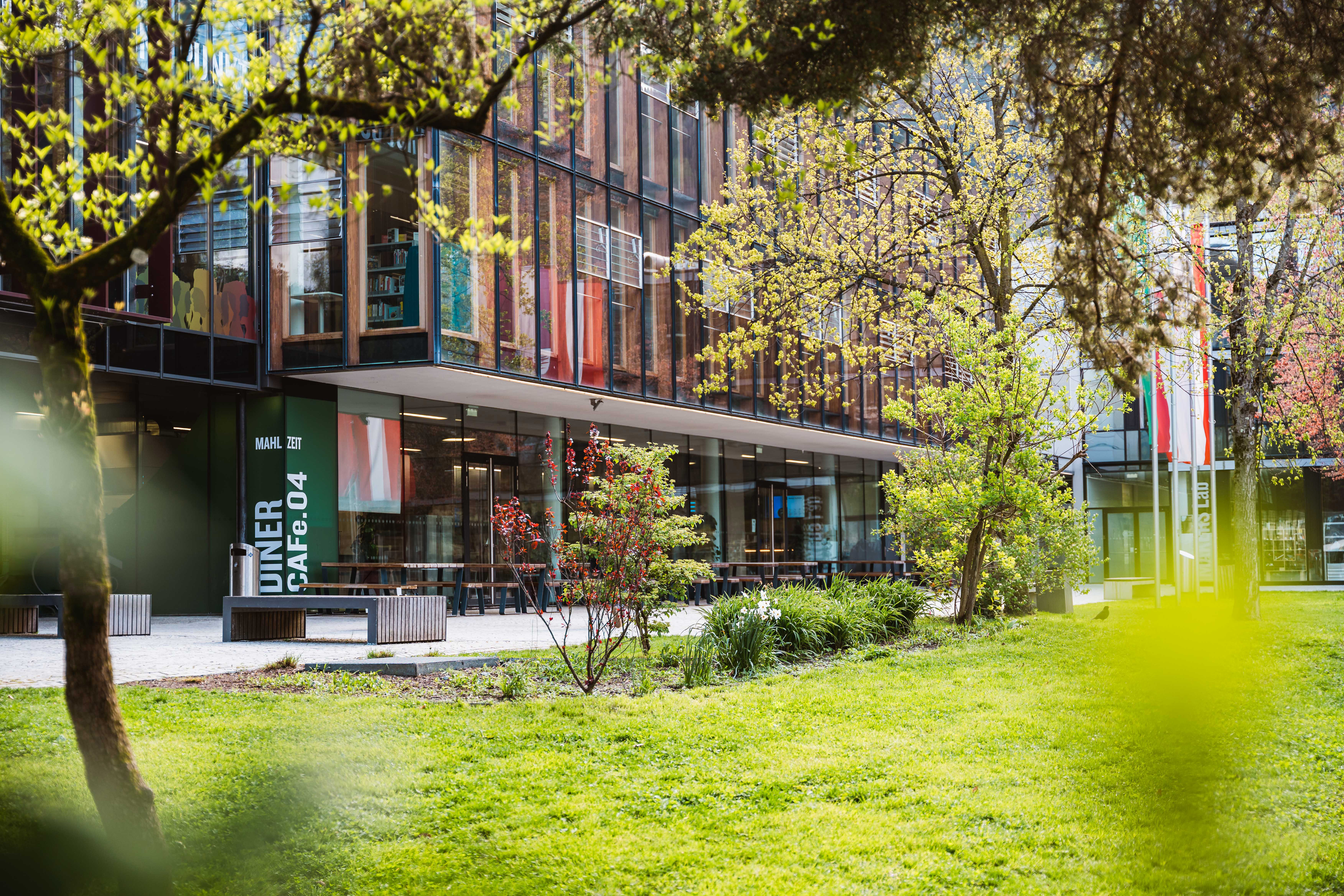 Glasfassade des Diners vom Gebäude der FH Kufstein Tirol | © FH Kufstein Tirol