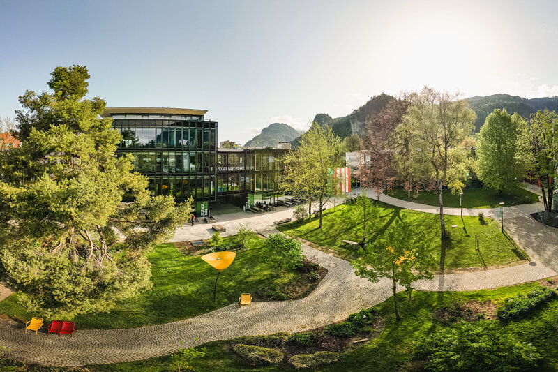 Aufsicht der FH Kufstein Tirol und dem Campus Park als Panorama. | © FH Kufstein Tirol