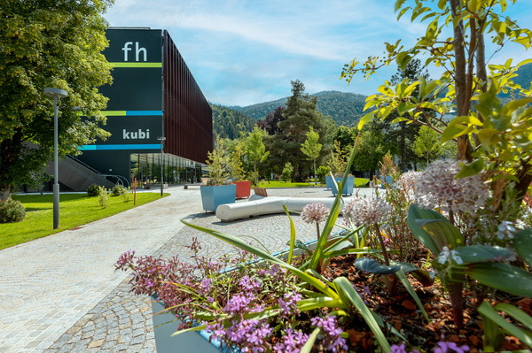 Das Kubi Gebäude der FH Kufstein Tirol und der Campus. | © FH Kufstein Tirol