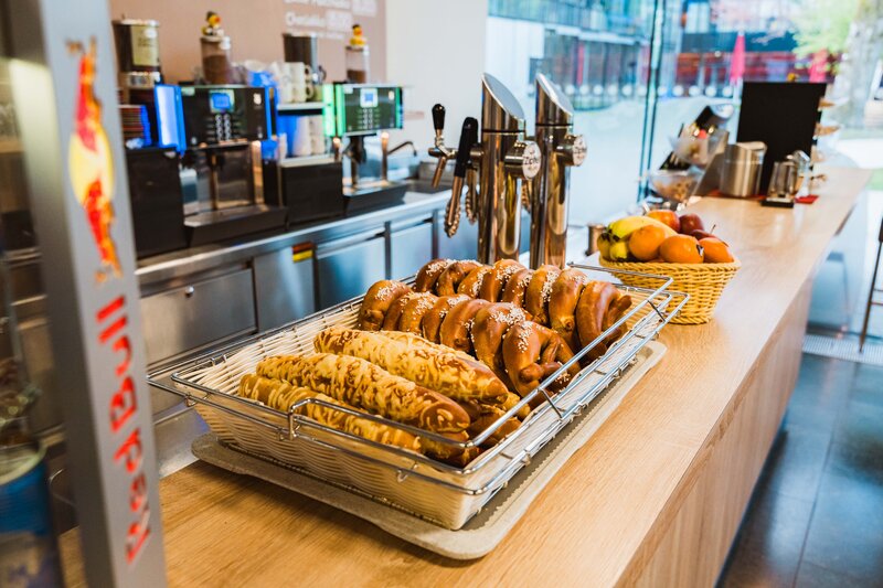 Ein Gebäckkorb und ein Obstkorb stehen auf dem Tresen der Cafeteria. | © FH Kufstein Tirol