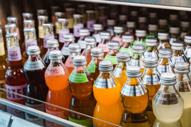 Viele Getränkeflaschen stehen im Kühlregal der Cafeteria. | © FH Kufstein Tirol