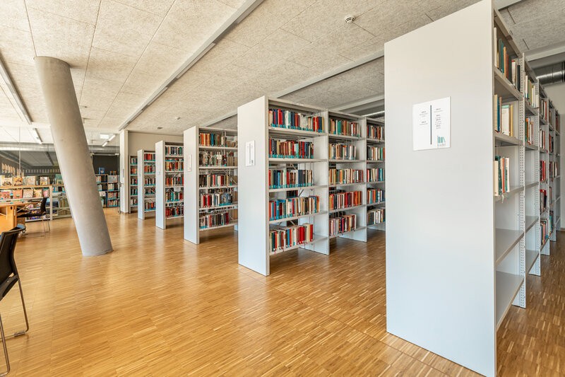 Eine Gruppe von Bücherregalen steht in der Bibliothek. | © FH Kufstein Tirol