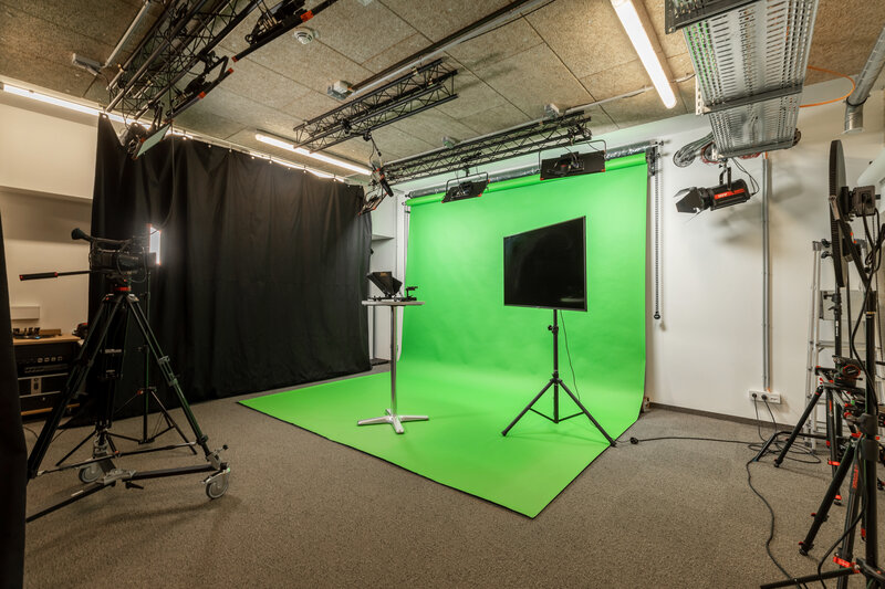 Diverse Geräte und Ausstattungen des Media Labs sind vor einem Greenscreen vorbereitet. | © FH Kufstein Tirol