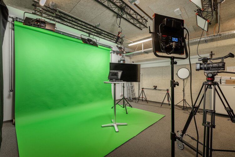 Diverse Geräte und Ausstattungen des Media Labs sind vor einem Greenscreen vorbereitet. | © FH Kufstein Tirol