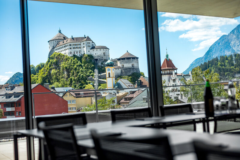 Ein großer Meeting Raum mit einer weiten Glasfassade, wo man die Festung Kufstein sieht. | © FH Kufstein Tirol