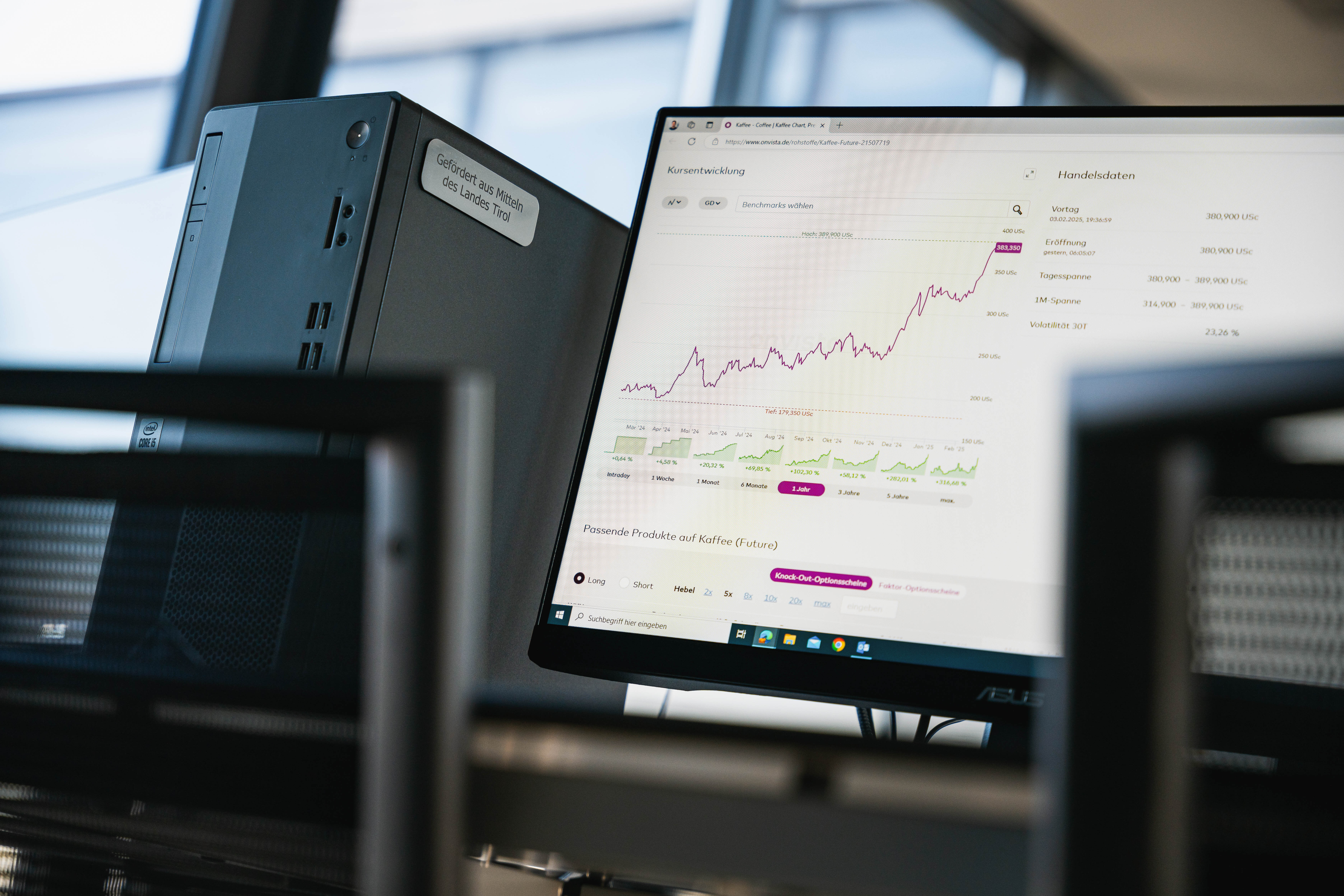 Nahaufnahme eines Computers; im Vordergrund steht ein Stuhl; auf dem Screen sieht man Statistiken und Graphen | © FH Kufstein Tirol