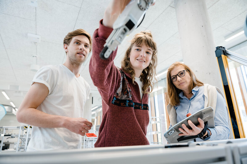 Drei Personen arbeiten zusammen an einem Projekt im Automation Lab. | © FH Kufstein Tirol