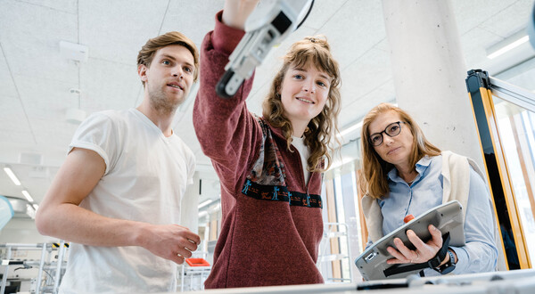 Drei Personen arbeiten zusammen an einem Projekt im Automation Lab. | © FH Kufstein Tirol