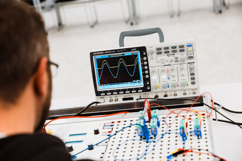 Ein Mann untersucht die Messergebnisse des Oszilloskops. | © FH Kufstein Tirol