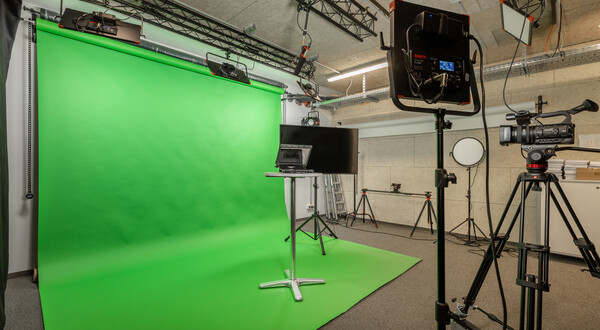 Diverse Geräte und Ausstattungen des Media Labs sind vor einem Greenscreen vorbereitet. | © FH Kufstein Tirol