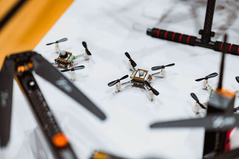  Nahaufnahme eines Drohnenlabors mit mehreren kleinen Quadrocopter-Drohnen auf einer weißen Oberfläche. | © FH Kufstein Tirol