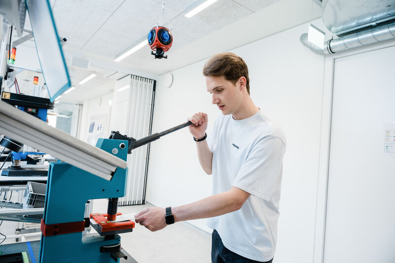 Ein Mann bedient eine Stanzmaschine im Lean Lab der FH Kufstein Tirol. | © FH Kufstein Tirol