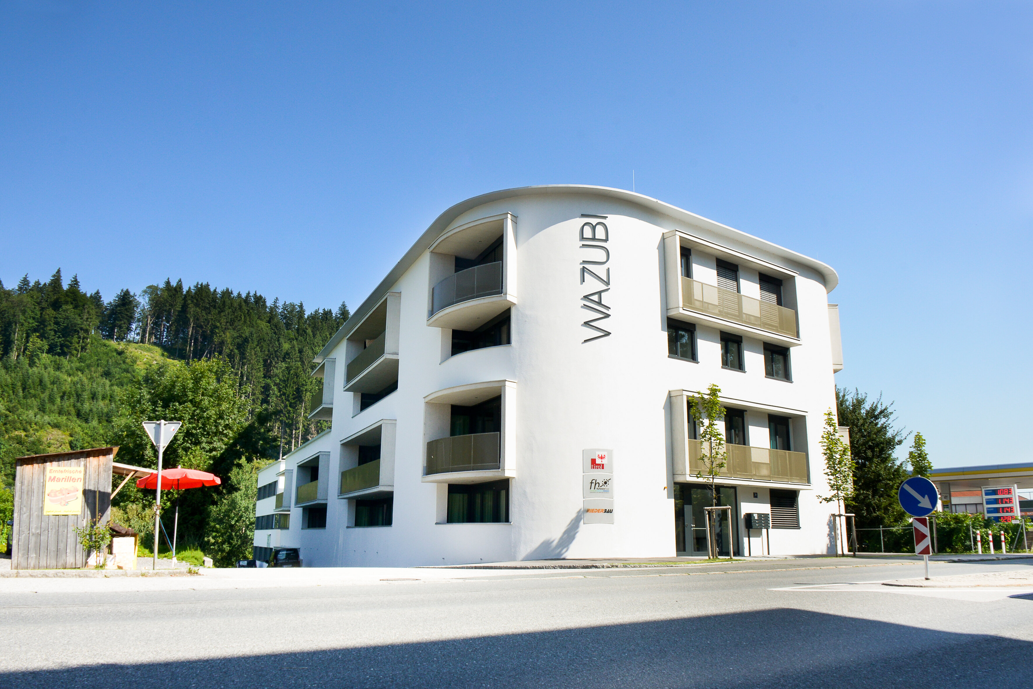 Die straßenseitige Fassade vom International Student Residence Haus D der FH Kufstein Tirol. | © FH Kufstein Tirol