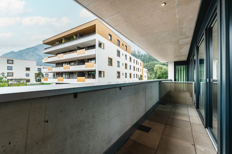 Ein Balkon der Wohnanlage der FH Kufstein Tirol. Im Hintergrund ist die bergige Landschaft zu sehen. | © FH Kufstein Tirol