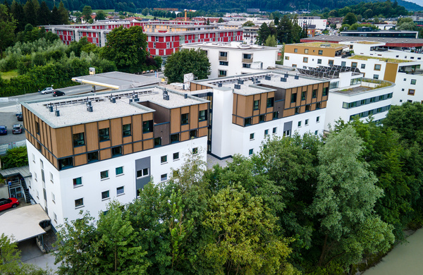 Eine Aufsicht aller Gebäude der International Student Residence der FH Kufstein Tirol. | © Holzbau Lengauer-Stockner GmbH