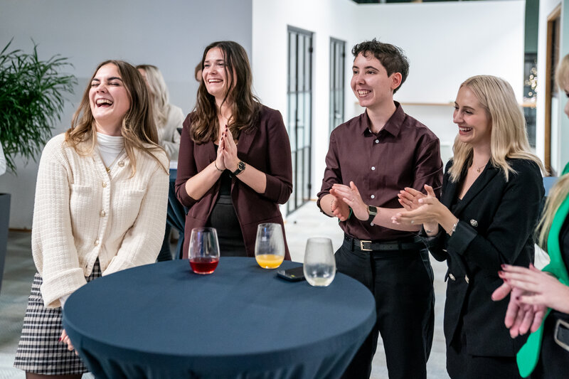 Personengruppe an einem Stehtisch während der Verleihung des Banking Awards.  | © Sparkasse Kufstein.Marco Pircher