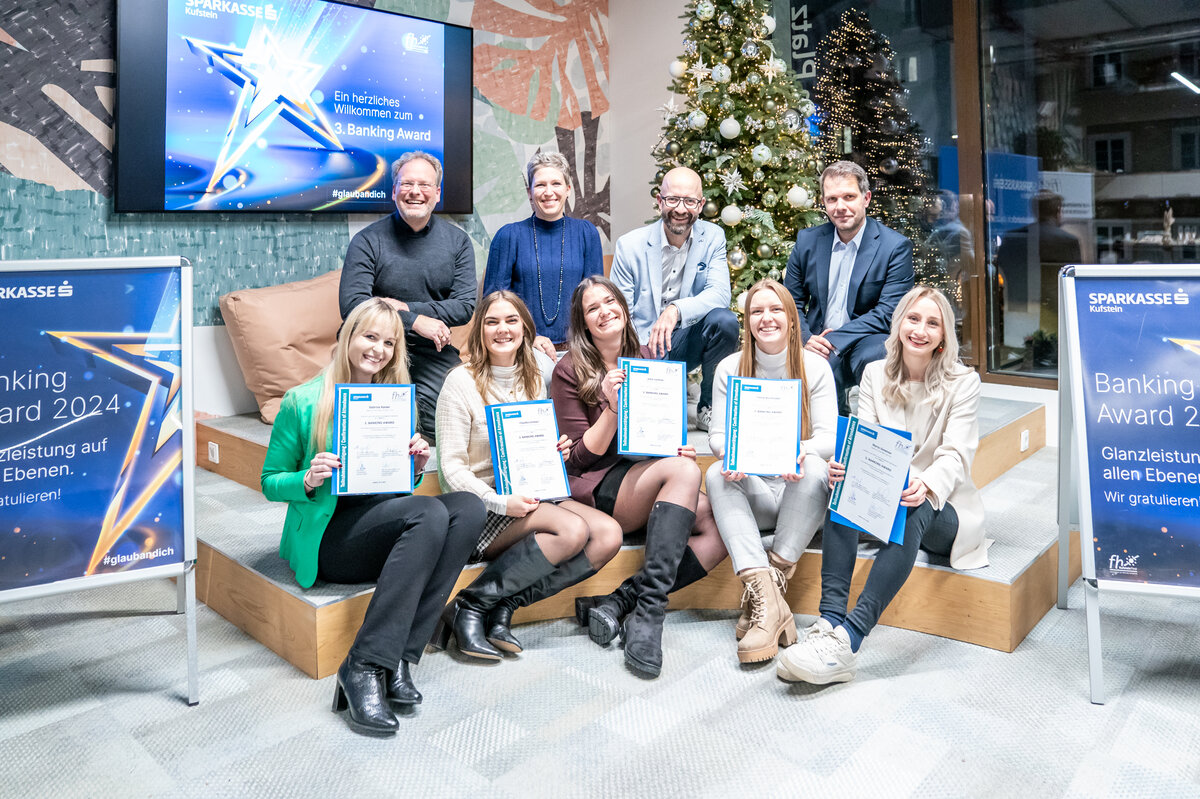 Preisträgerinnen des 3. Banking Awards mit Mitgliedern der Jury.  | © Sparkasse Kufstein.Marco Pircher