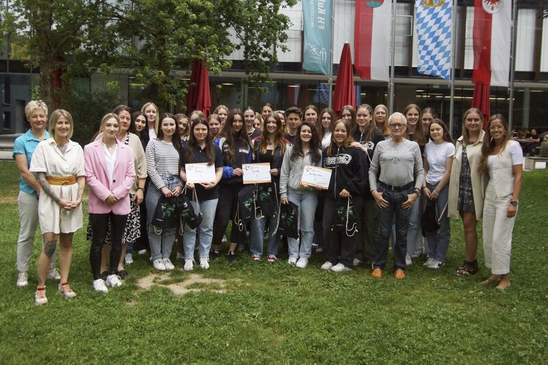 Alle Teilnehmer der Youth Entrepreneurship Week treffen sich im Park der FH Kufstein Tirol für ein Gruppenfoto | © FH Kufstein Tirol