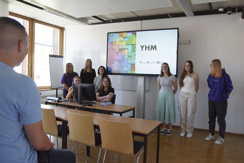 8 Teilnehmer der Youth Entrepreneurship Week halten eine Präsentation. | © FH Kufstein Tirol