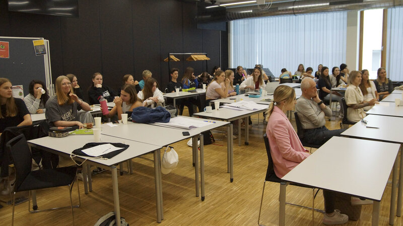 Mehrere Teilnehmer der Youth Entrepreneurship Week sitzen in einem Klassenzimmer und verfolgen eine Präsentation. | © FH Kufstein Tirol