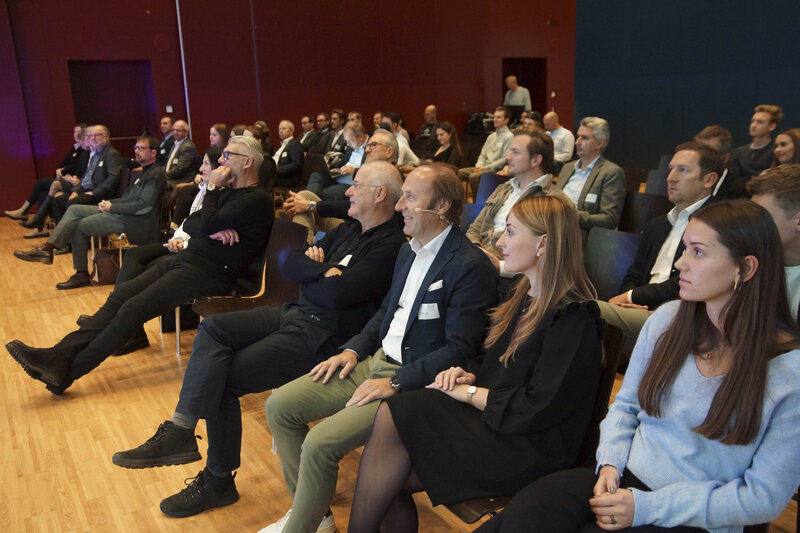 Zu sehen ist eine Gruppe von Personen, die einem Vortrag aufmerksam zuhören. | © FH Kufstein Tirol