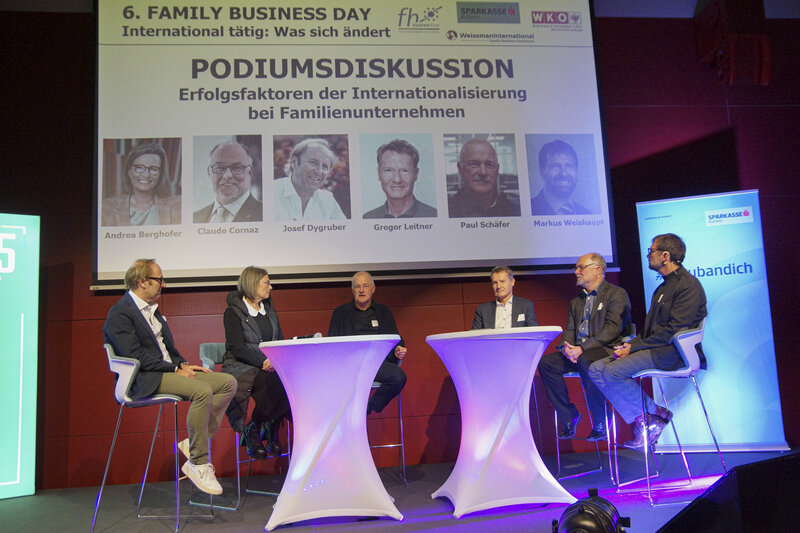 Es sind 6 Personen bei einer Podiumsdiskussion zu sehen. | © FH Kufstein Tirol