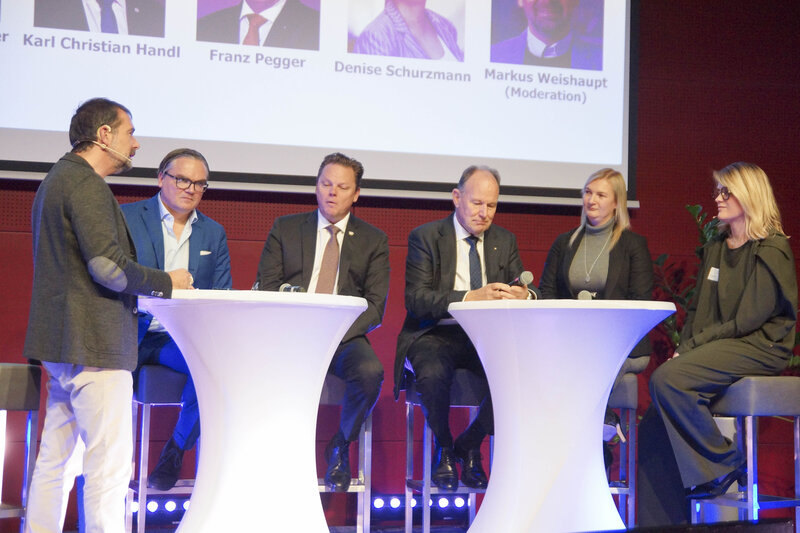 Zu sehen sind sechs Personen bei einer Podiumsdiskussion. | © FH Kufstein Tirol