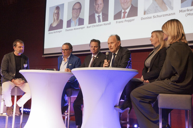 Zu sehen sind sechs Personen bei einer Podiumsdiskussion | © FH Kufstein Tirol