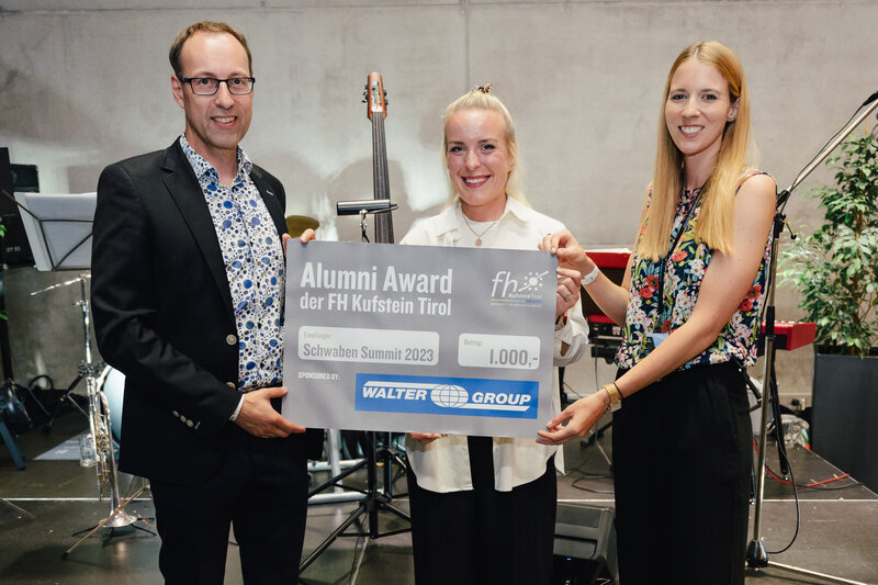 Zwei Personen übergeben der Dame den Alumni Award | © FH Kufstein Tirol