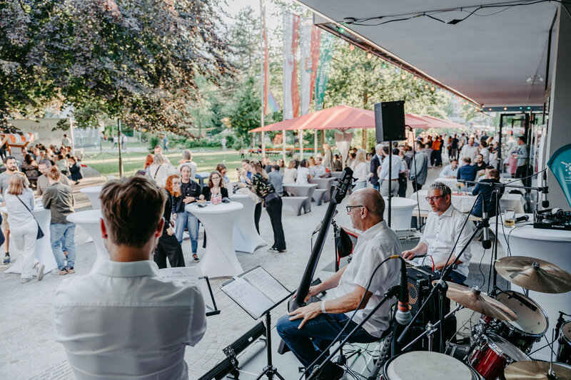 Zu sehen ist die Band der FH Kufstein Tirol, die beim Homecoming-Event Musik spielt. | © FH Kufstein Tirol