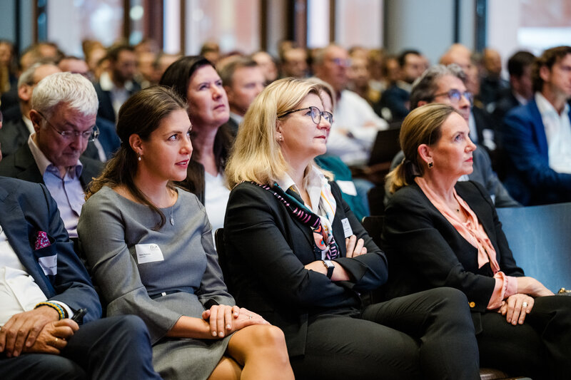 Teilnehmer des Internationalen Symposiums zur Restrukturierung hören aufmerksam der Präsentation zu. | © FH Kufstein Tirol