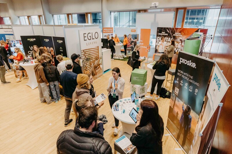 Hier sieht man eine Übersicht der Meet & Match mit einer Vielzahl von Messeständen und Personen. | © FH Kufstein Tirol