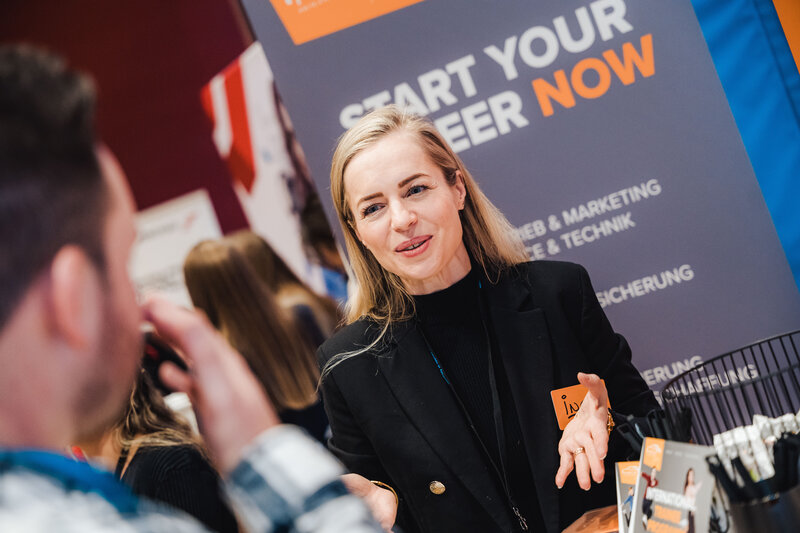 Eine Person informiert sich an einem Meet & Match Messestand. | © FH Kufstein Tirol