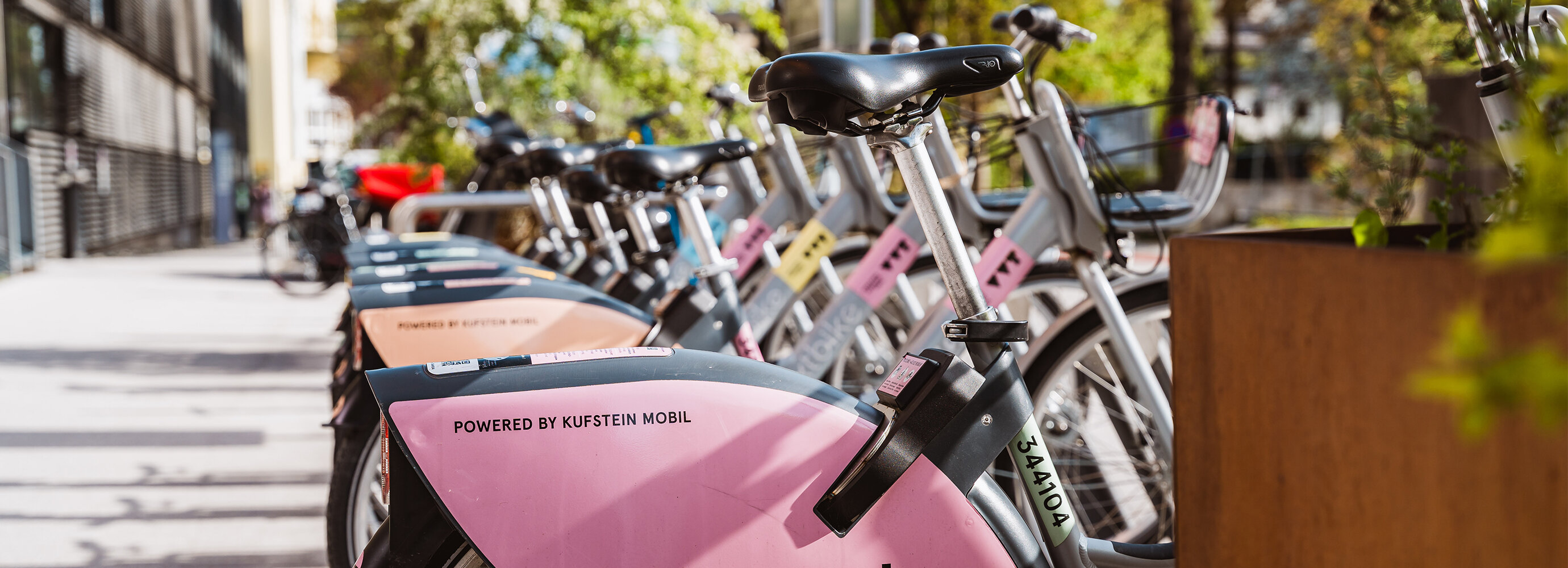 Eine Reihe von geparkten Fahrrädern. | © FH Kufstein Tirol