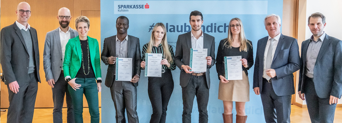 Gruppe der Banking Award Gewinner hält Zertifikate bei der Verleihungs-Zeremonie mit dem Hashtag glaubandich sichtbar. | © FH Kufstein Tirol