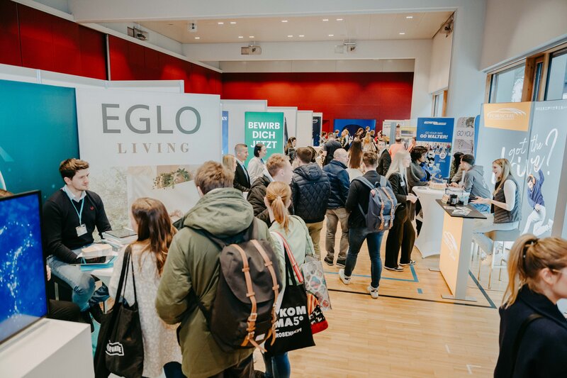 Meet & Match 2024 in der FH Kufstein Tirol: Blick auf Stände und regen Austausch zwischen Besucher:innen und Standbetreuer:innen. | © FH Kufstein Tirol 