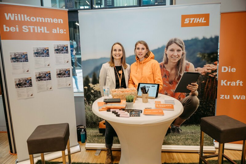 Stihl-Stand auf der Meet & Match 2024 der FH Kufstein Tirol mit Standbetreuerinnen.  | © FH Kufstein Tirol