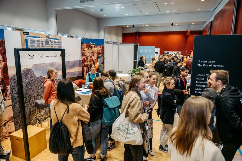 Blick auf Besucher:innen der Meet & Match 2024 der FH Kufstein Tirol.  | © FH Kufstein Tirol 