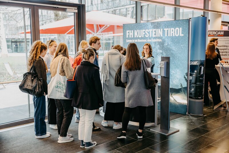 Stand-Meet-Match-FH-Kufstein-Tirol-Besucherinnen | © FH Kufstein Tirol