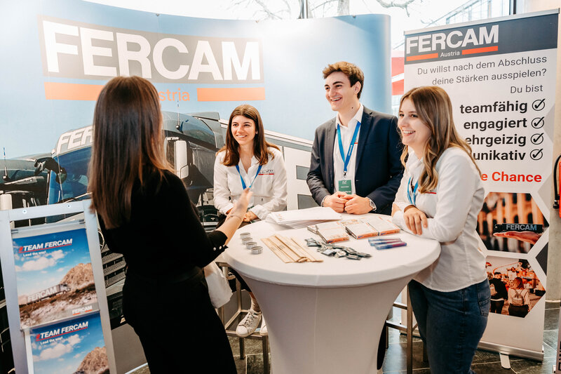 Fercam-Stand auf der Meet & Match 2024 der FH Kufstein Tirol mit Besucher:innen und Standbetreuer:innen | © FH Kufstein Tirol 